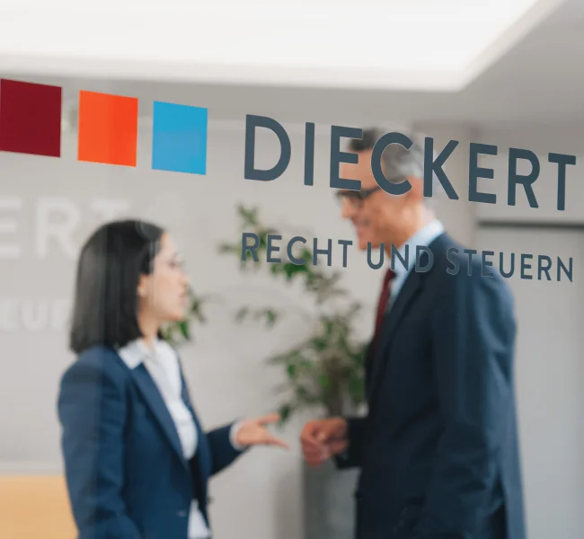 Rechtsanwältin und Rechtsanwalt im Gespräch vor dem Empfang der Kanzlei Dieckert Recht und Steuern in Berlin